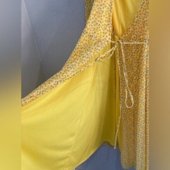 Lulus Floral Wrap Midi Dress Ditsy Cottagecore Western Feminine - Picture 4 of 8